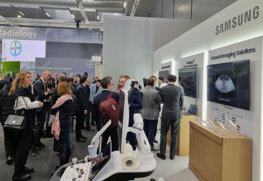 지난 1일부터 5일까지 오스트리아 빈에서 개최된 '유럽영상의학회 2023' 삼성 부스에서 관람객들이 삼성의 다양한 영상 진단 기기를 살펴보고 있다. 삼성전자 제공